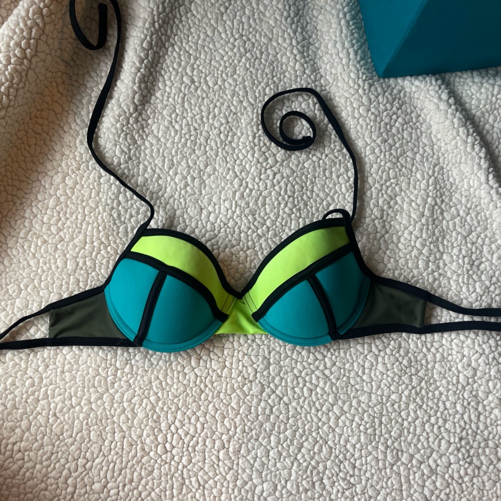 Xhilaration Bikini top in size M